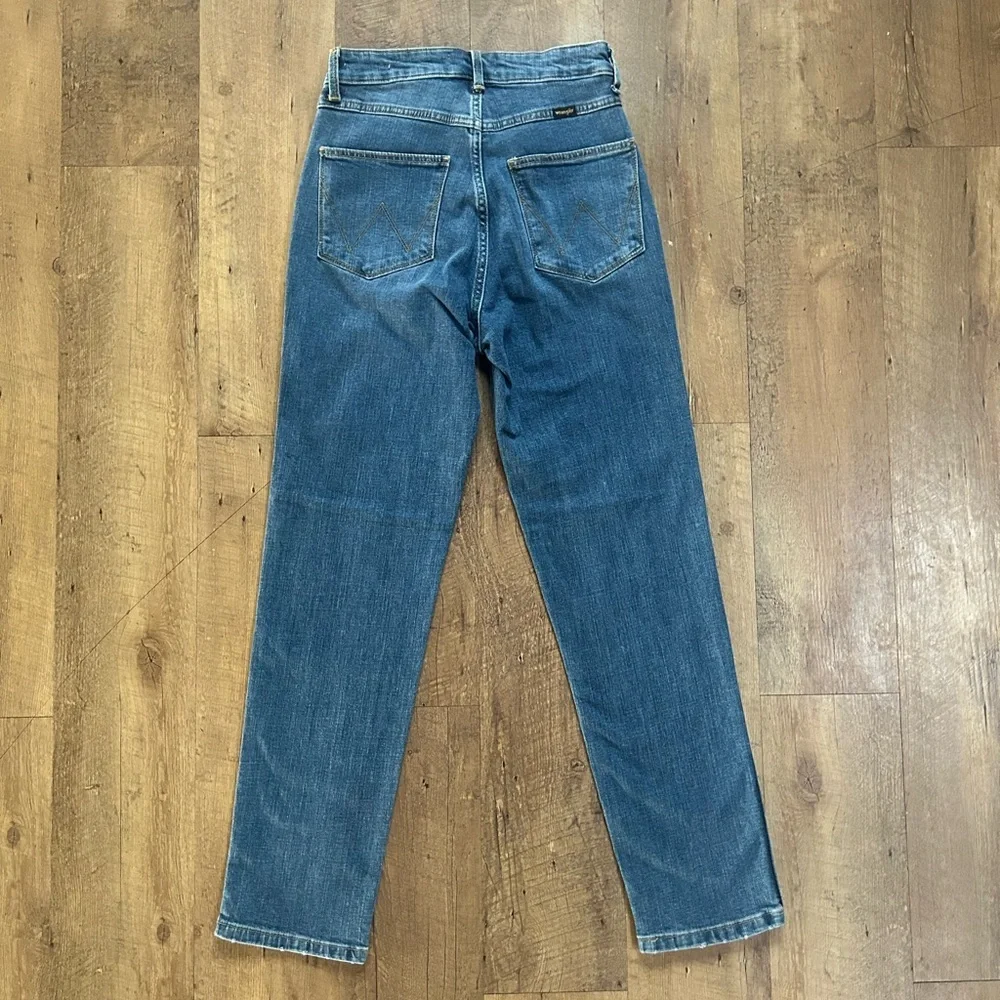 Wrangler High Rise Vintage Taper Jeans Size 2 Straight Leg Light Wash Denim - Picture 2 of 14